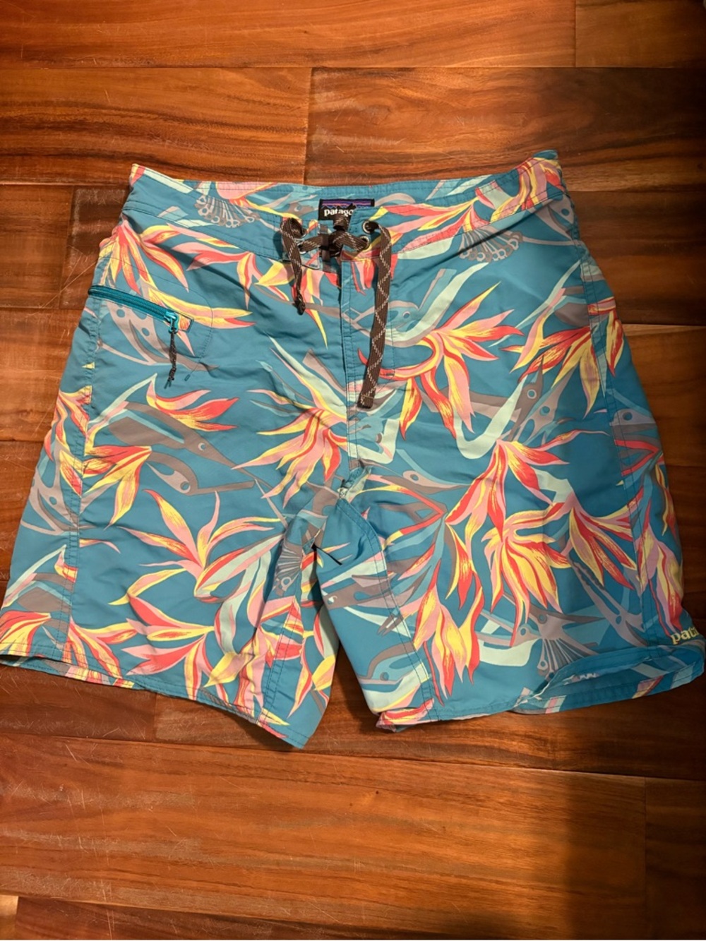 Patagonia Wavefarer Board Shorts Tropical Print Size 30 Mens Swim trunks (1227)